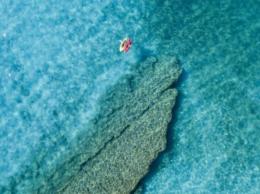 Şeffaf bir denizde yüzen su kanoyla hava görünümünü. Yıkananlara denizde. Zambrone, Calabria, İtalya. Dalış dinlenme ve yaz tatil. İtalyan kıyıları, plajları ve kayalar