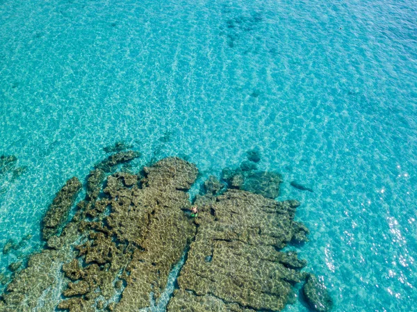 Denizde hava görünümünü taş. Yukarıda, şeffaf su Marnixkade deniz dibinin genel bakış