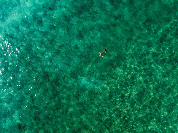 Denizde hava görünümünü taş. Yukarıda, şeffaf su Marnixkade tabanının genel bakış. Yüzücüler, su üzerinde yüzen yıkananlara