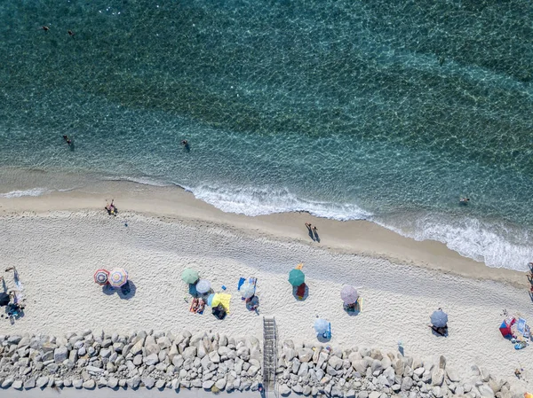 Fondo marino visto desde arriba, playa Zambrone, Calabria, Italia. Buceo relajación y vacaciones de verano. Costeras, playas y rocas italianas. Vista aérea — Foto de Stock