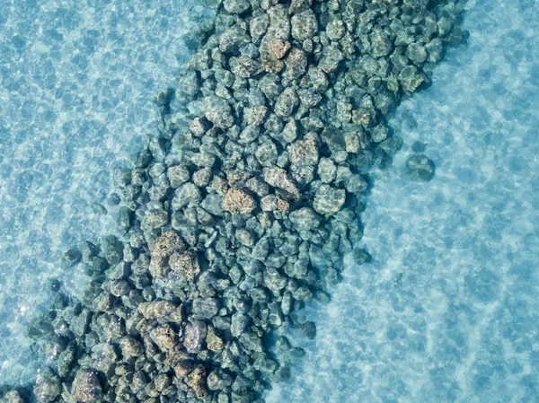 Vue aérienne des rochers sur la mer. Vue d'ensemble des fonds marins vus d'en haut, eau transparente — Photo