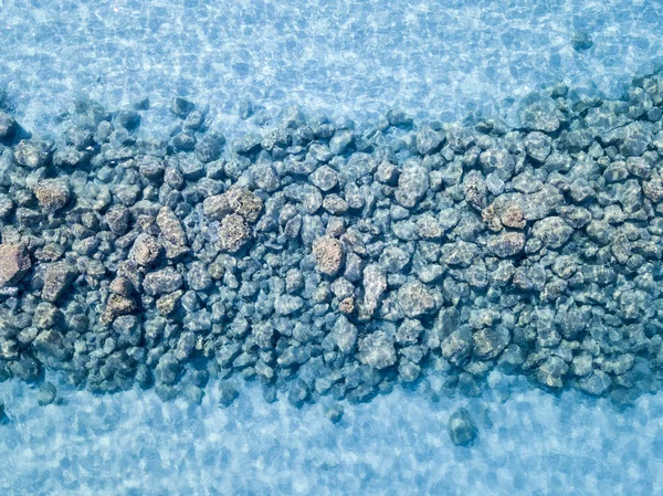 바다에 바위의 공중 전망입니다. 위에서 투명 한 물에서 본 해저의 개요 — 스톡 사진