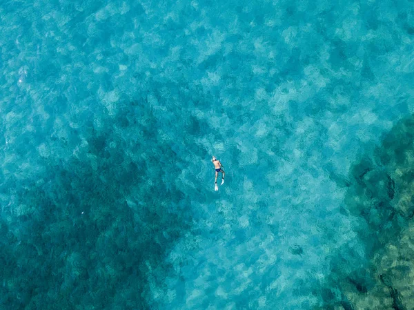 Denizde hava görünümünü taş. Yukarıda, şeffaf su Marnixkade tabanının genel bakış. Yüzücüler, su üzerinde yüzen yıkananlara