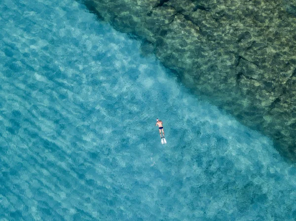 Denizde hava görünümünü taş. Yukarıda, şeffaf su Marnixkade tabanının genel bakış. Yüzücüler, su üzerinde yüzen yıkananlara