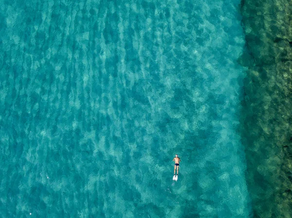 Denizde hava görünümünü taş. Yukarıda, şeffaf su Marnixkade tabanının genel bakış. Yüzücüler, su üzerinde yüzen yıkananlara