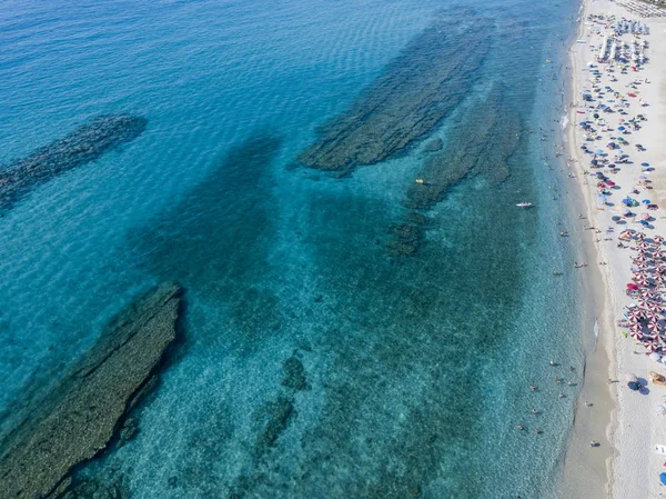 Yukarıda da görüleceği deniz alt, Zambrone plaj, Calabria, İtalya. Dalış dinlenme ve yaz tatil. İtalyan kıyıları, plajları ve kayalar. Havadan görünümü