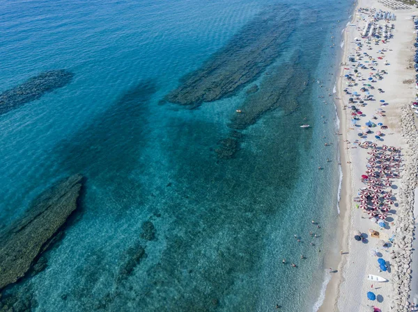 上から見た海の底、ザンブローネ ビーチ、カラブリア、イタリア。ダイビングのリラクゼーションと夏の休暇。イタリアの海岸、ビーチ、岩。航空写真ビュー — ストック写真