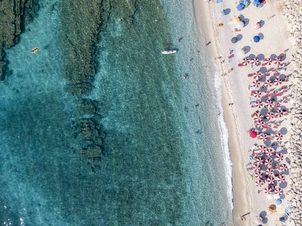 Βυθός φαίνεται από τα ανωτέρω, παραλία Zambrone, Καλαβρία, Ιταλία. Καταδύσεις χαλάρωση και καλοκαιρινές διακοπές. Ιταλικές ακτές, παραλίες και βράχια. Εναέρια άποψη — Φωτογραφία Αρχείου