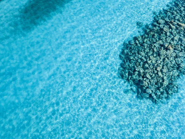 바다에 바위의 공중 전망입니다. 위에서 투명 한 물에서 본 해저의 개요 — 스톡 사진