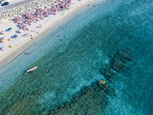 위에서 본 바다 밑바닥, 잠 브로 네 해변, 브리 아, 이탈리아. 다이빙 휴식 그리고 여름 휴가입니다. 이탈리아 해안, 해변, 바위 공중 보기 — 스톡 사진
