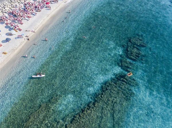 Fondo marino visto desde arriba, playa Zambrone, Calabria, Italia. Buceo relajación y vacaciones de verano. Costeras, playas y rocas italianas. Vista aérea — Foto de Stock