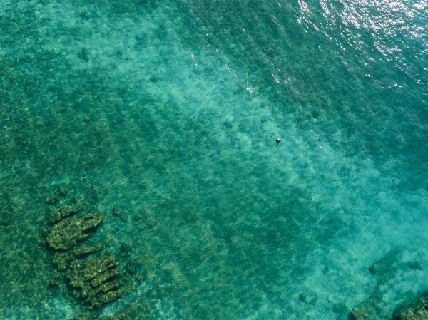 Luchtfoto van de rotsen aan de zee. Overzicht van de zeebodem gezien vanaf boven, transparant water — Stockfoto