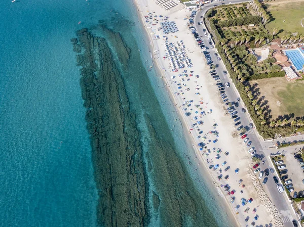 위에서 본 바다 밑바닥, 잠 브로 네 해변, 브리 아, 이탈리아. 다이빙 휴식 그리고 여름 휴가입니다. 이탈리아 해안, 해변, 바위 공중 보기 — 스톡 사진