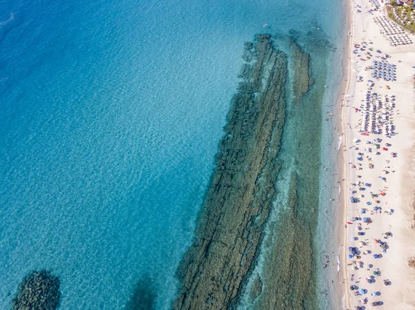 Şeffaf bir denizde yüzen su kanoyla hava görünümünü. Yıkananlara denizde. Zambrone, Calabria, İtalya. Dalış dinlenme ve yaz tatil. İtalyan kıyıları, plajları ve kayalar
