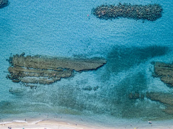 Yukarıda da görüleceği deniz alt, Zambrone plaj, Calabria, İtalya. Dalış dinlenme ve yaz tatil. İtalyan kıyıları, plajları ve kayalar. Havadan görünümü