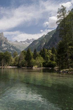 İtalya: Mello Valley, Val di Mello, granit dağlar ve Orman ağaçları ile çevrili bir Yeşil Vadi dağ gölü görünümünü İtalyan Yosemite Vadisi'nden Doğa severler tarafından değiştirildi.