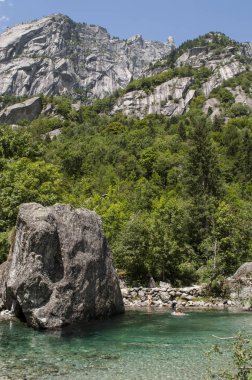 İtalya: Val di Mello, Yeşil Vadi granit dağlar ve Orman ağaçları, küçük İtalyan Yosemite Vadisi bilinen çevrili Kontes bide bir rock Creek adlı 