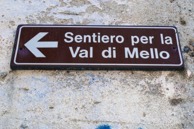 İtalya: patika Mello Valley, Val di Mello, granit dağlar ve Orman ağaçları ile çevrili yeşil vadi için iz İtalyan Yosemite Vadisi'nden Doğa severler tarafından değiştirildi.