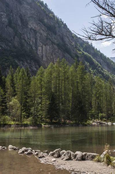 Italien: Blick auf den Bergsee im Mello-Tal, Val di Mello, ein grünes Tal umgeben von Granitbergen und Waldbäumen, das von Naturliebhabern in das italienische Yosemite-Tal umbenannt wurde — Stockfoto