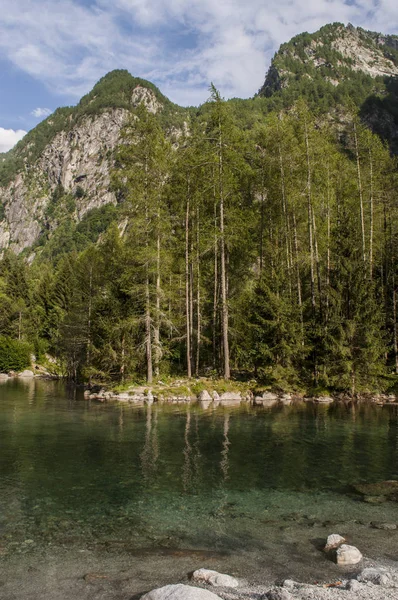 Italien: Blick auf den Bergsee im Mello-Tal, Val di Mello, ein grünes Tal umgeben von Granitbergen und Waldbäumen, das von Naturliebhabern in das italienische Yosemite-Tal umbenannt wurde — Stockfoto