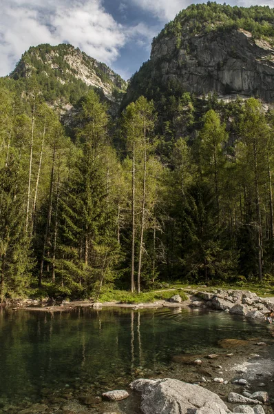 Italien: Blick auf den Bergsee im Mello-Tal, Val di Mello, ein grünes Tal umgeben von Granitbergen und Waldbäumen, das von Naturliebhabern in das italienische Yosemite-Tal umbenannt wurde — Stockfoto