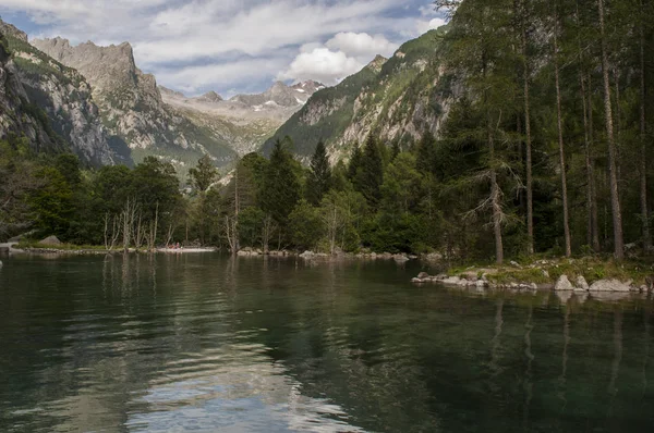 Italien: Blick auf den Bergsee im Mello-Tal, Val di Mello, ein grünes Tal umgeben von Granitbergen und Waldbäumen, das von Naturliebhabern in das italienische Yosemite-Tal umbenannt wurde — Stockfoto