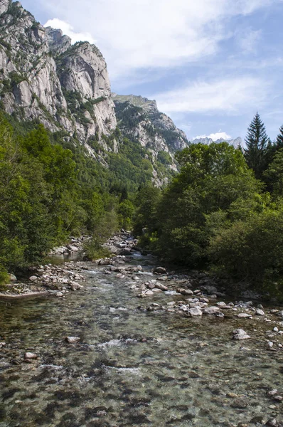 Italien: Bach und Felsen des Mello-Tals, Val di Mello, ein grünes Tal umgeben von Granitbergen und Waldbäumen, das von Naturliebhabern in das kleine italienische Yosemite-Tal umbenannt wurde — Stockfoto