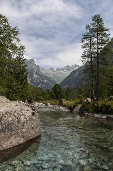 Italien: Bach und Felsen des Mello-Tals, Val di Mello, ein grünes Tal umgeben von Granitbergen und Waldbäumen, das von Naturliebhabern in das kleine italienische Yosemite-Tal umbenannt wurde — Stockfoto