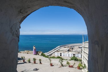 Kuzey Afrika: bir Müslüman kadının önünde Cebelitarık Boğazı Atlantik Okyanusu Akdeniz için bağlanan ve Fas İspanya'dan ayıran bakarak Tangier bağlantı noktası