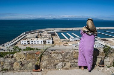 Kuzey Afrika: bir Müslüman kadının önünde Cebelitarık Boğazı Atlantik Okyanusu Akdeniz için bağlanan ve Fas İspanya'dan ayıran bakarak Tangier bağlantı noktası