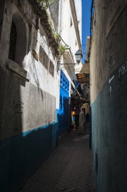 Fas: Tangier dar sokakları insanlarda, Cebelitarık Boğazı ile eşsiz koruma Mağrip kıyısında Şehir karışımı kültürleri, yüzyıllar boyunca Avrupa'nın Afrika ağ geçidine