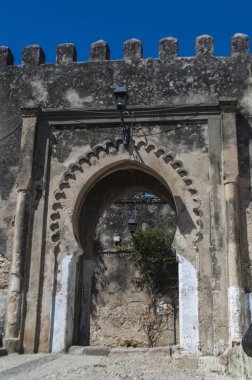 Fas: eski kasaba Tangier, kültürlerin benzersiz karışımı ile Mağrip kıyısında Afrika şehir antik duvarındaki bir kapı