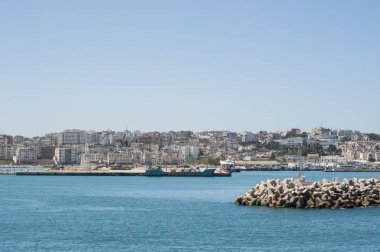 Fas: yeni bağlantı noktası Tangier, Mağrip kıyısında batı girişinde Akdeniz'e Atlantik Okyanusu'nun buluştuğu Cebelitarık Boğazı Fas şehir bir gemi