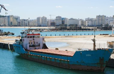 Fas: yeni bağlantı noktası Tangier, Mağrip kıyısında batı girişinde Akdeniz'e Atlantik Okyanusu'nun buluştuğu Cebelitarık Boğazı Fas şehir bir gemi