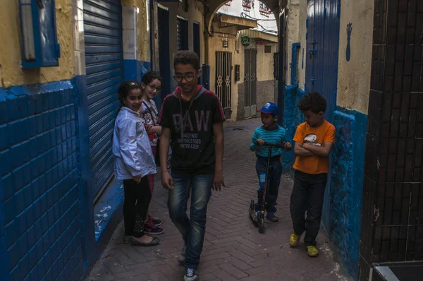 Marokko: Kinder in den engen Gassen von Tanger, der marokkanischen Stadt an der Maghreb-Küste mit ihrer einzigartigen Mischung der Kulturen, seit Jahrhunderten das Tor Europas nach Afrika — Stockfoto