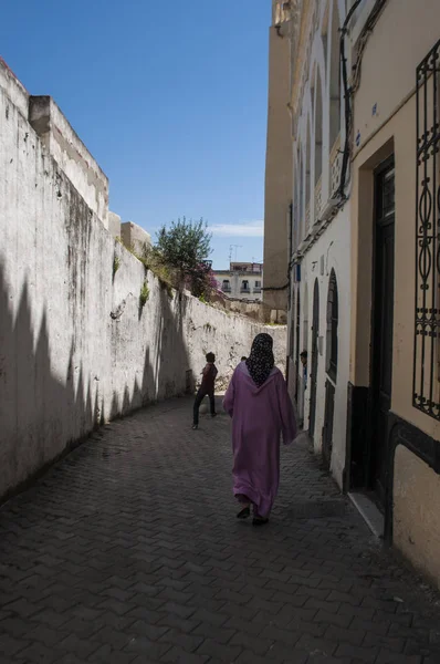 Marrocos: pessoas nas vielas estreitas de Tânger, cidade na costa do Magrebe que guarda o Estreito de Gibraltar com a sua mistura única de culturas, durante séculos a porta de entrada da Europa para a África — Fotografia de Stock