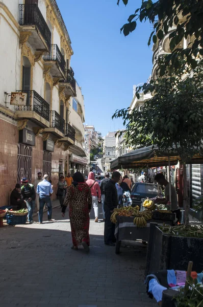 Fas: Tangier dar sokakları insanlarda, Cebelitarık Boğazı ile eşsiz koruma Mağrip kıyısında Şehir karışımı kültürleri, yüzyıllar boyunca Avrupa'nın Afrika ağ geçidine