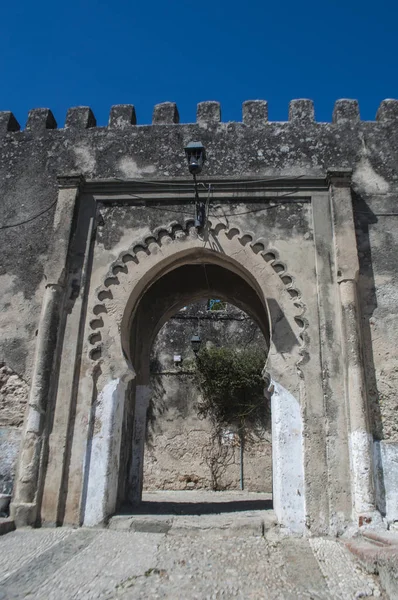 摩洛哥： 在古城墙上的丹吉尔老镇马格里布海岸以其独特的文化的非洲城市门 — 图库照片