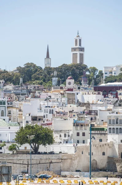 Marocco: il porto e lo skyline di Tangeri, città marocchina sulla costa magrebina all'ingresso occidentale dello Stretto di Gibilterra, dove il Mar Mediterraneo incontra l'Oceano Atlantico — Foto Stock