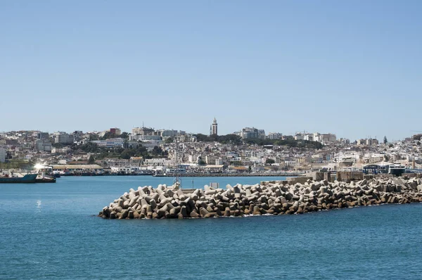 Marocco: il porto e lo skyline di Tangeri, città marocchina sulla costa magrebina all'ingresso occidentale dello Stretto di Gibilterra, dove il Mar Mediterraneo incontra l'Oceano Atlantico — Foto Stock