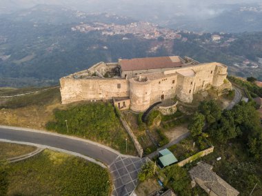 Havadan görünümü Normanno Svevo kale, Vibo Valentia, Calabria, İtalya