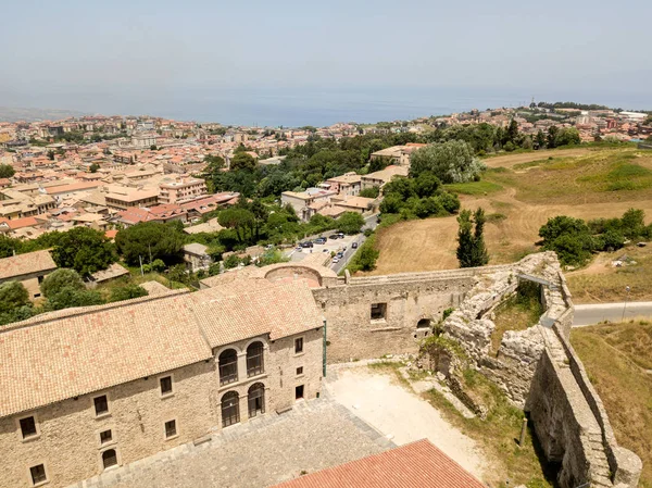 Vista aérea del Castillo de Normanno Svevo, Vibo Valentia, Calabria, Italia — Foto de Stock