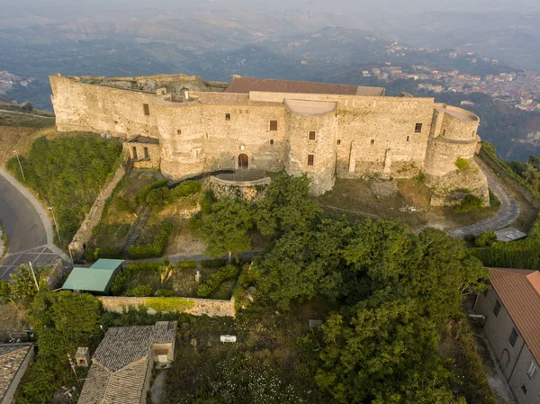 Вид с воздуха на замок Норманно Свево, Вибо Валентия, Калабрия, Италия — стоковое фото