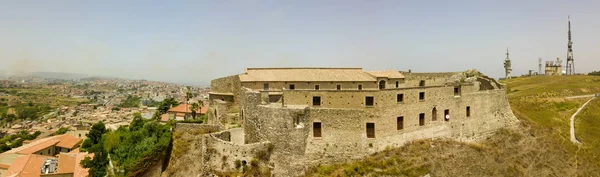 Vista aérea del Castillo de Normanno Svevo, Vibo Valentia, Calabria, Italia —  Fotos de Stock