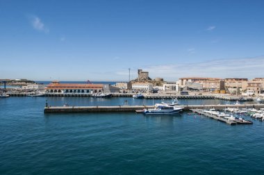 İspanya: Tarifa liman manzaralı Cebelitarık Boğazı ve Fas karşı karşıya anakara, güney kıyısında Şehir siluetinin tekneler