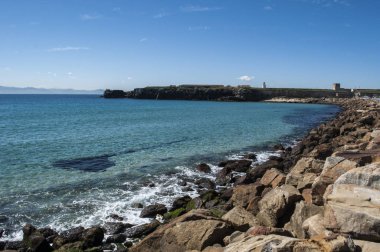 İspanya: Playa Chica, bağlantı noktası Tarifa, Fas ve Cebelitarık Boğazı bakan güney kıyısında Şehir sonundaki küçük plaj görünümünü