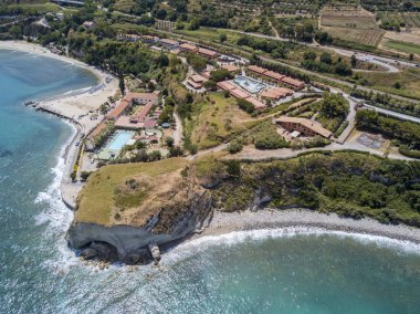 Bir burun, sahil, cliff, deniz, Sant bakan sarp kayalığın havadan görünümü ' Irene, Briatico, Calabria. İtalya
