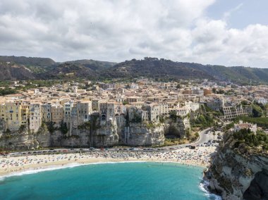 Havadan görünümü Tropea, rock ve kutsal alan Santa Maria dell'Isola, Calabria müesseseden. İtalya. Turistik yerlerin en ünlü tatil beldesi Güney İtalya'da bulunan Sant'Eufemia Körfez bir uçurumun üzerinde