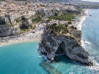 Havadan görünümü Tropea, rock ve kutsal alan Santa Maria dell'Isola, Calabria müesseseden. İtalya. Turistik yerlerin en ünlü tatil beldesi Güney İtalya'da bulunan Sant'Eufemia Körfez bir uçurumun üzerinde
