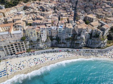 Havadan görünümü Tropea, rock, Calabria müesseseden. İtalya. Turizm Güney İtalya, uçurumdan Sant'Eufemia Körfezi içinde yer alan tatil beldesi
